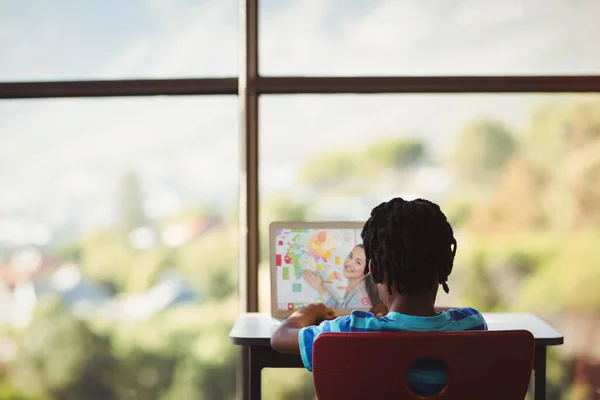 Rückansicht Eines Männlichen Schülers Bei Einem Videoanruf Mit Einer Lehrerin — Stockfoto