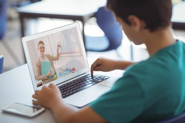 Blanke Schooljongen Die Laptop Gebruikt Videogesprek Met Vrouwelijke Leraar Online — Stockfoto