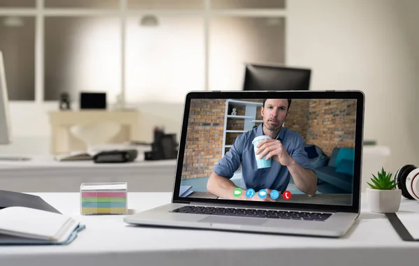 Homem Caucasiano Tendo Videochamada Negócios Tela Laptop Mesa Reunião Online — Fotografia de Stock