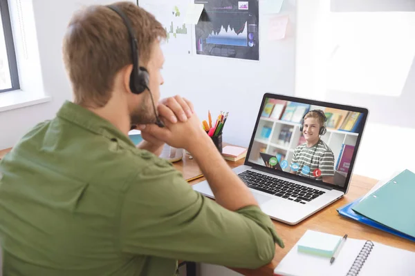 Professeur Masculin Caucasien Utilisant Ordinateur Casque Téléphonique Lors Appel Vidéo — Photo