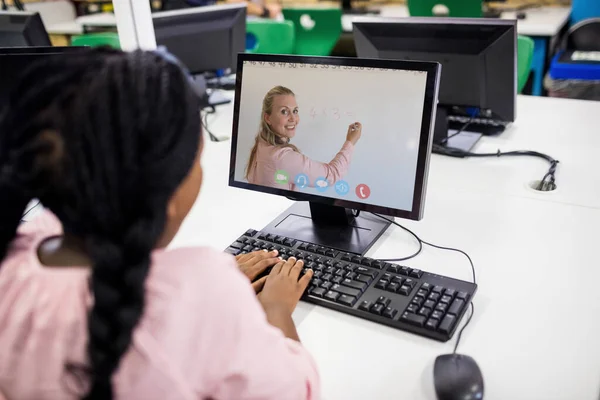 Étudiante Ayant Appel Vidéo Avec Une Enseignante Sur Ordinateur École — Photo