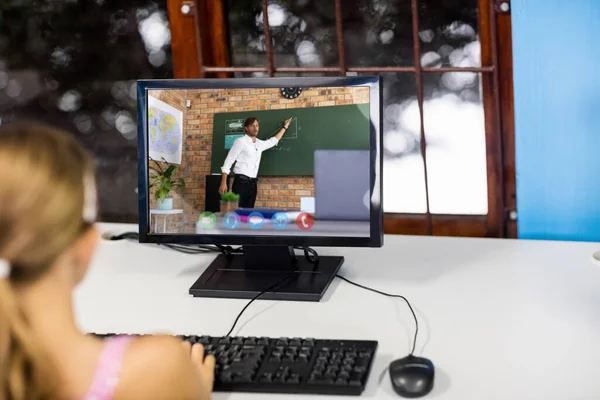 Studentinnen Bei Einem Videoanruf Mit Einem Männlichen Lehrer Computer Der — Stockfoto
