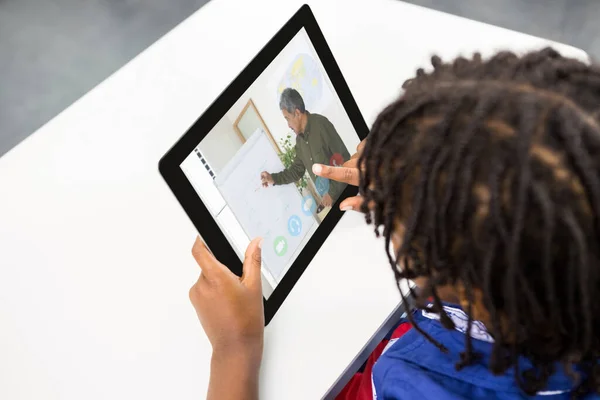 Schüler Mit Gemischter Rasse Mit Digitalem Tablet Auf Videoanruf Mit — Stockfoto