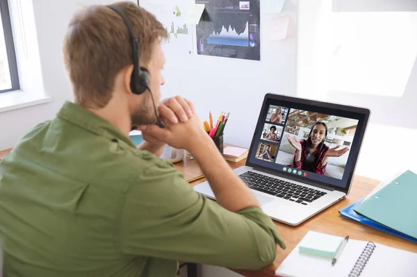 사무실에서 동료들 비디오 통화를 노트북 화면에 표시되어 있습니다 세계적 유행병 — 스톡 사진