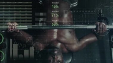 Veri işleme, tarama, grafikler ve analizlerin animasyonu. Arka plandaki halter üzerinde ağırlık kaldıran Afrikalı Amerikalı bir adamın genel görünümü.