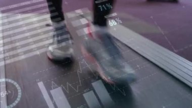 Veri işleme, tarama ve analiz animasyonları, arka planda bir spor salonunda koşu bandında yürüyen bir kişinin alt kısmıyla