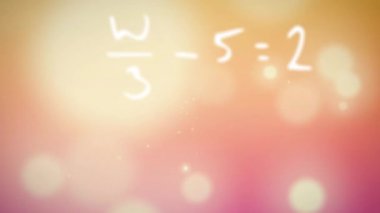 Matematik denklemlerinin animasyonu, turuncu arka planda hipnotik hareketle hareket eden birden fazla parlayan ışık noktası. Renk ve hareket kavramı dijital olarak oluşturuldu.