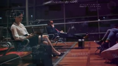 Havalimanında teknolojiyi kullanan insanlar üzerinde yüzen matematiksel denklemlerin animasyonu. Toplu taşıma Covid-19 koronavirüs salgını sırasında sosyal mesafeyle yeniden açılıyor.