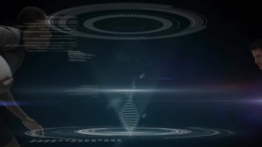 Dönen bir 3D DNA ipliği, bir mikroskop taraması ve veri işleme analizinin animasyonu. Siyah arka planda beyaz bir erkek oyuncu tarafından yakalanılan topu tutan melez bir erkek rugby oyuncusuyla birlikte.