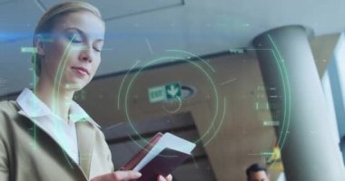 Uçan makro Covid-19 hücresinin havalimanında pasaportu elinde tutan beyaz bir kadın üzerindeki animasyonu. Toplu taşıma Covid-19 koronavirüs salgını sırasında sosyal mesafeyle yeniden açılıyor.