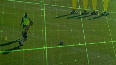3d ızgaradaki bağlı noktalar ağının animasyonu, futbolcuların arka plandaki futbol sahasında antrenman yapmaları