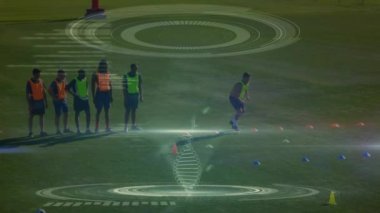 3d 'lik DNA dizilimi ve veri işleme analizlerinin animasyonu, futbolcuların arka planda bir futbol sahası üzerinde antrenman yapmaları