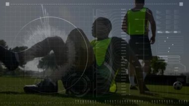 Veri işleme, tarama ve analizlerin animasyonu bir futbol oyuncusunun arka plandaki futbol sahasındaki antrenman sırasında topa vurması