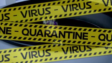 Kafkasyalı doktorun laboratuvarda iki kutu kan torbasıyla yatarken çekilmiş polis kasetleri. Covid-19 Coronavirus salgını sırasında tıbbi personel.