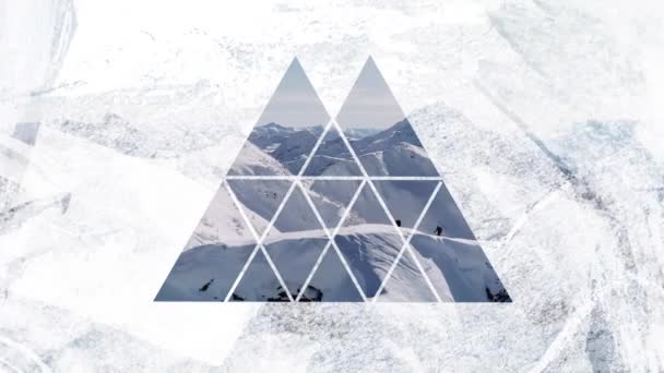 两个遥远的人影在雪地覆盖的山脉上行走 透过白色的双峰三角形窗户看到前景 — 图库视频影像