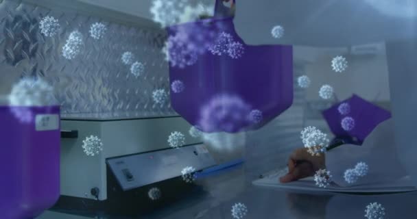 Анимация Плавающих Макроклеток Ковид Над Белым Доктором Держащим Коробку Пакетами — стоковое видео