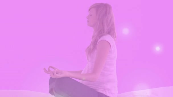 Анимация Беременной Белой Женщины Йоге Представляет Собой Медитацию Несколькими Светящимися — стоковое видео