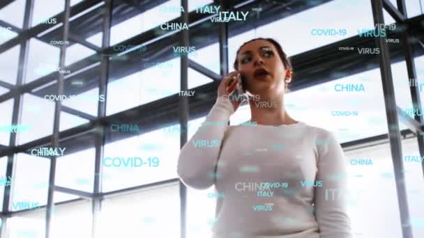 Animatie Van Zwevende Covid Woorden Kaukasische Vrouw Praten Smartphone Luchthaven — Stockvideo