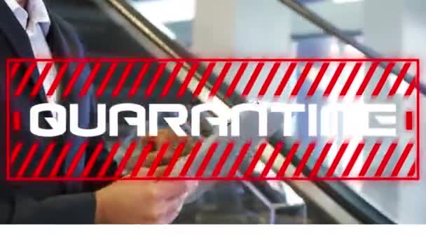 Animation Quarantine Text Caucasian Man Χρησιμοποιώντας Tablet Στο Αεροδρόμιο Μέσα — Αρχείο Βίντεο