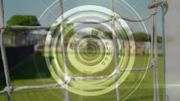 旋转的圆形范围扫描动画和足球进球网 球场上有遥远的球员作为背景 — 图库视频影像