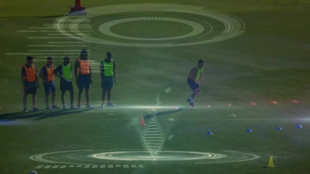 Animatie Van Een Draaiende Dna Streng Gegevensverwerking Analytics Met Voetbalspelers — Stockvideo
