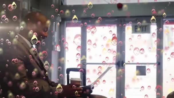 공항에 스마트폰을 사용하는 Covid 아이콘의 애니메이션 코로나 바이러스 대유행 기간에 — 비디오
