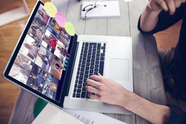 Müzik app midsection yaratıcı düzenleyicisinin üstünde laptop çalışma karşı