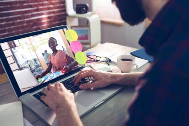 Fotoğraf apps midsection yaratıcı düzenleyicisinin üstünde laptop yazmaya karşı