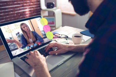 Fotoğraf apps midsection yaratıcı düzenleyicisinin üstünde laptop yazmaya karşı