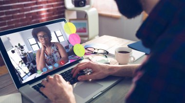 Fotoğraf apps midsection yaratıcı düzenleyicisinin üstünde laptop yazmaya karşı