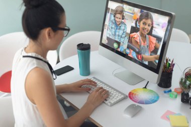 Bayan öğretmen, erkek ve kız öğrencilerle okulda video konferansı yapıyor. uzak öğrenim çevrimiçi eğitim kavramı