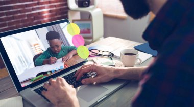 Fotoğraf apps midsection yaratıcı düzenleyicisinin üstünde laptop yazmaya karşı