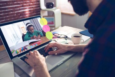 Fotoğraf apps midsection yaratıcı düzenleyicisinin üstünde laptop yazmaya karşı