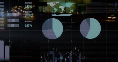 Gece şehir trafiğine karşı istatistiksel veri işleme görüntüsü. Bilgisayar arayüzü ve iş teknolojisi kavramı