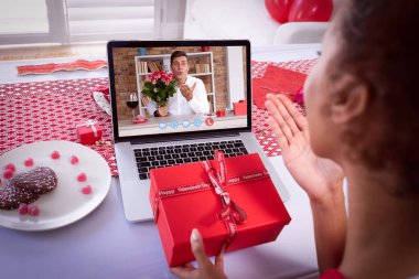 Çeşitli çiftler sevgililer günü buluşması videosu çekiyor ellerinde hediyeler ve öpüşmeler var. Karantina süresince çevrimiçi sevgililer günü iletişimi.