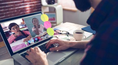 Fotoğraf apps midsection yaratıcı düzenleyicisinin üstünde laptop yazmaya karşı