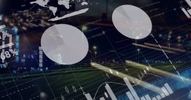 Gece şehir trafiğine karşı istatistiksel veri işleme görüntüsü. Bilgisayar arayüzü ve iş teknolojisi kavramı