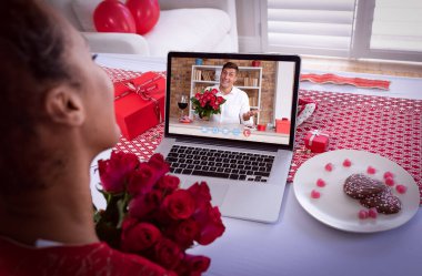Çeşitli çiftler sevgililer günü videolarını dizüstü bilgisayarlarında çekiyorlar. Hem ellerinde çiçekler hem de öpücük yolluyorlar. Karantina süresince çevrimiçi sevgililer günü.