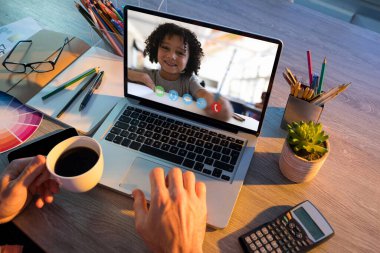 Öğretmenin erkek öğrenciyle okulda bilgisayar başında görüntülü konuşma yapması. uzak öğrenim çevrimiçi eğitim kavramı