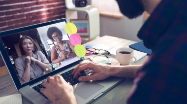 Fotoğraf apps midsection yaratıcı düzenleyicisinin üstünde laptop yazmaya karşı