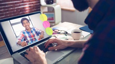 Fotoğraf apps midsection yaratıcı düzenleyicisinin üstünde laptop yazmaya karşı