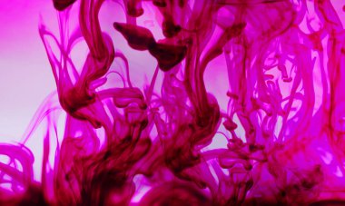 Sudaki pembe renkli akrilik mürekkebin beyaz arka planda soyut çizimi. soyut doku kavramına sahip arkaplan