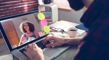 Fotoğraf apps midsection yaratıcı düzenleyicisinin üstünde laptop yazmaya karşı