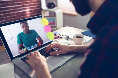 Fotoğraf apps midsection yaratıcı düzenleyicisinin üstünde laptop yazmaya karşı