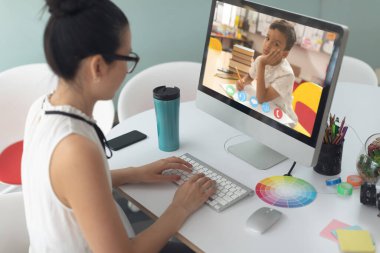 Bayan öğretmen, erkek öğrenciyle okulda video görüşmesi yapıyor. uzak öğrenim çevrimiçi eğitim kavramı