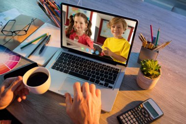 Bayan öğretmen, erkek ve bayan öğrencilerle evde video konferansı yapıyor. uzak öğrenim çevrimiçi eğitim kavramı