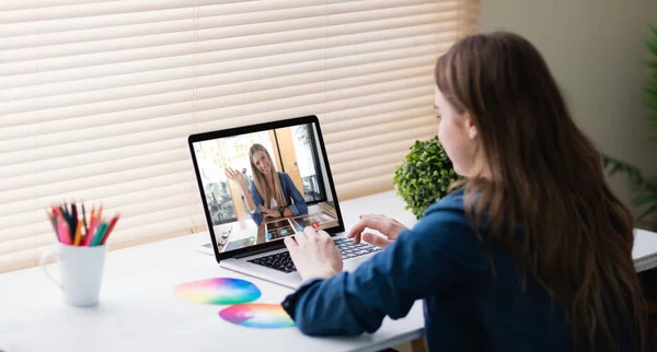 Bakifrån Hipster Affärskvinna Med Laptop Hennes Skrivbord — Stockfoto