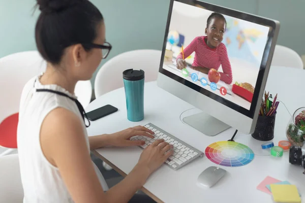 Beyaz Kadın Öğretmen Okul Kızıyla Video Görüşmesinde Bilgisayar Kullanıyor Çevrimiçi — Stok fotoğraf