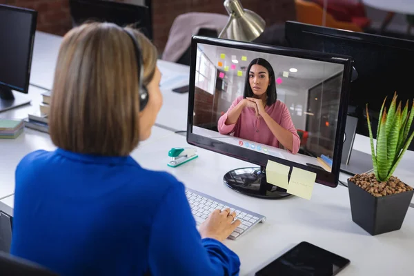 Kaukasiska Affärskvinna Sitter Vid Skrivbordet Med Hjälp Dator Med Videosamtal — Stockfoto