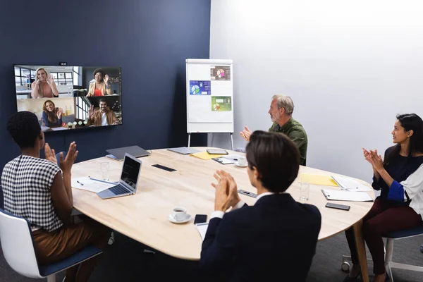 Diverse Gruppe Von Geschäftskollegen Beim Videoanruf Auf Dem Bildschirm Besprechungsraum — Stockfoto